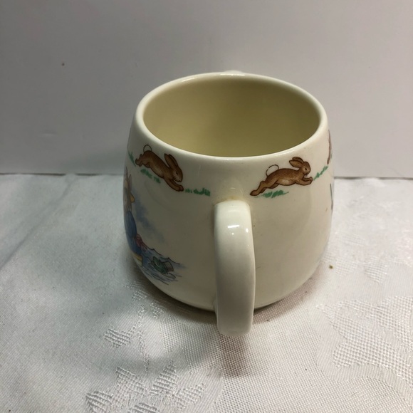 Vintage Bunnykins 2 Handled Mug family in boat and bunny in rain with crab - Picture 11 of 12